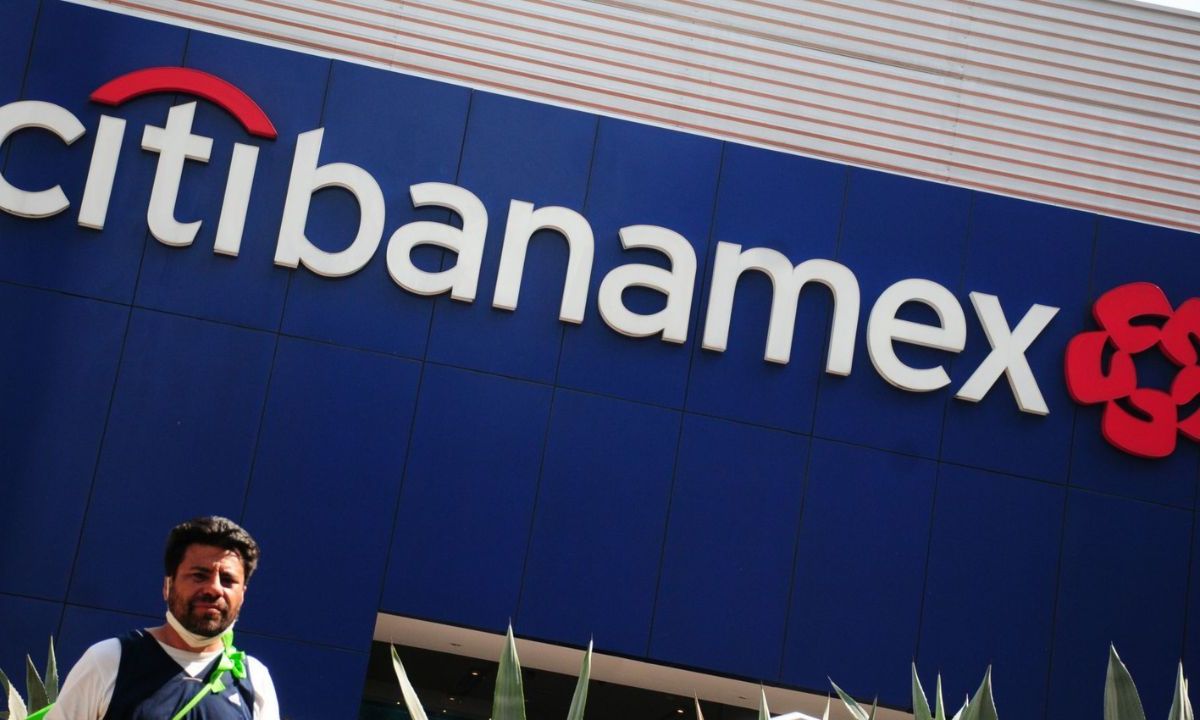 Andrés Manuel López Obrador reveló que no ha descartado la compra de Banamex, pues analiza la posibilidad de enviar una solicitud de compra