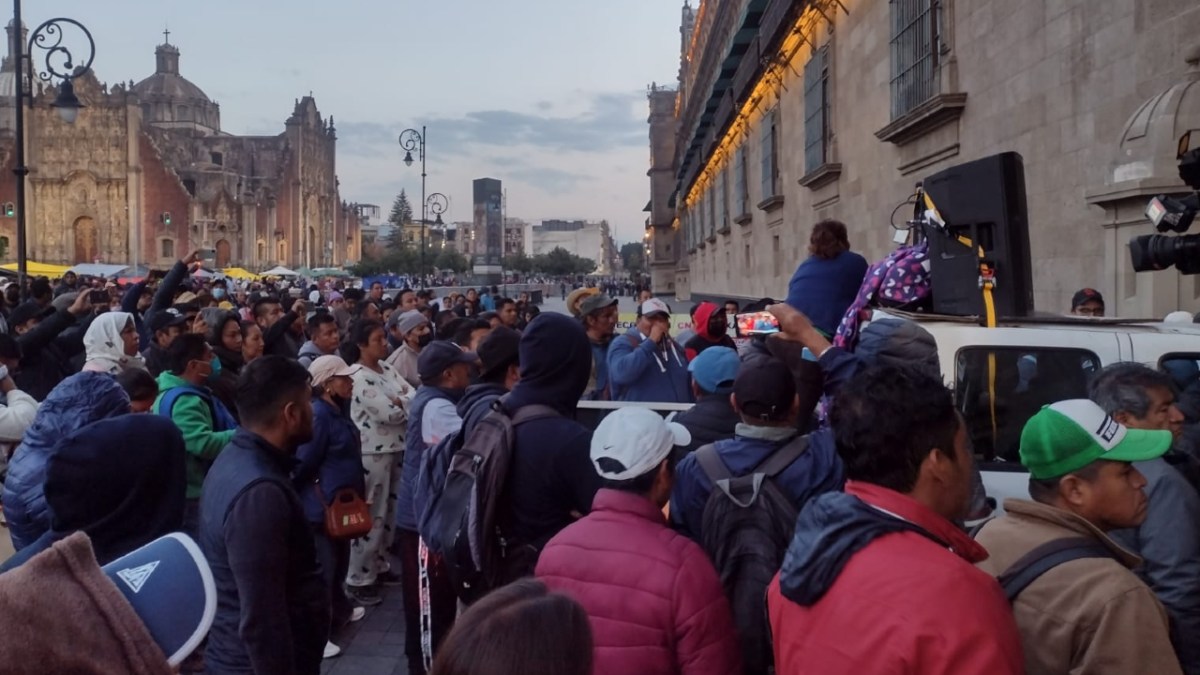 Integrantes de la sección 22 de la CNTE originarios de Oaxaca se manifiestan a las afueras de Palacio Nacional.