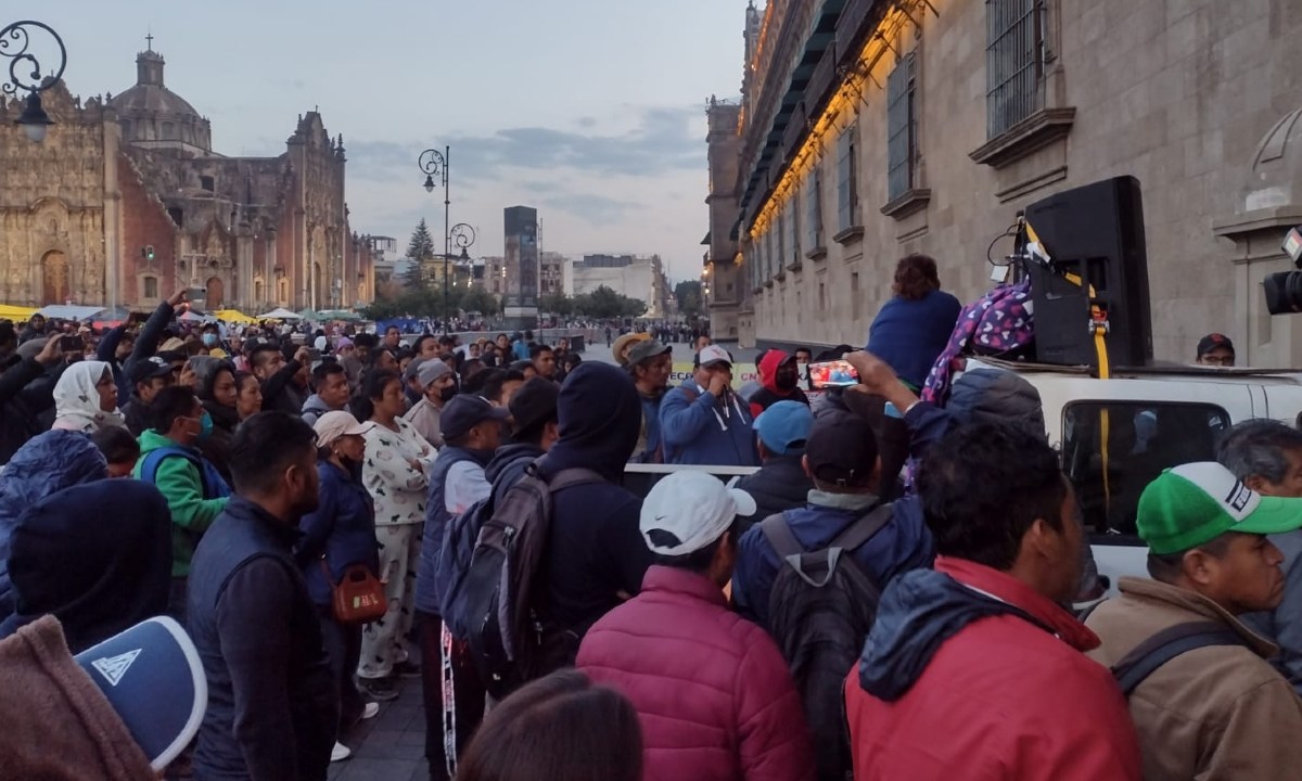 Integrantes de la sección 22 de la CNTE originarios de Oaxaca se manifiestan a las afueras de Palacio Nacional.