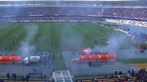 VIDEO: Suspenden el Clásico Universitario del futbol chileno por cohetes y bengalas. Noticias en tiempo real