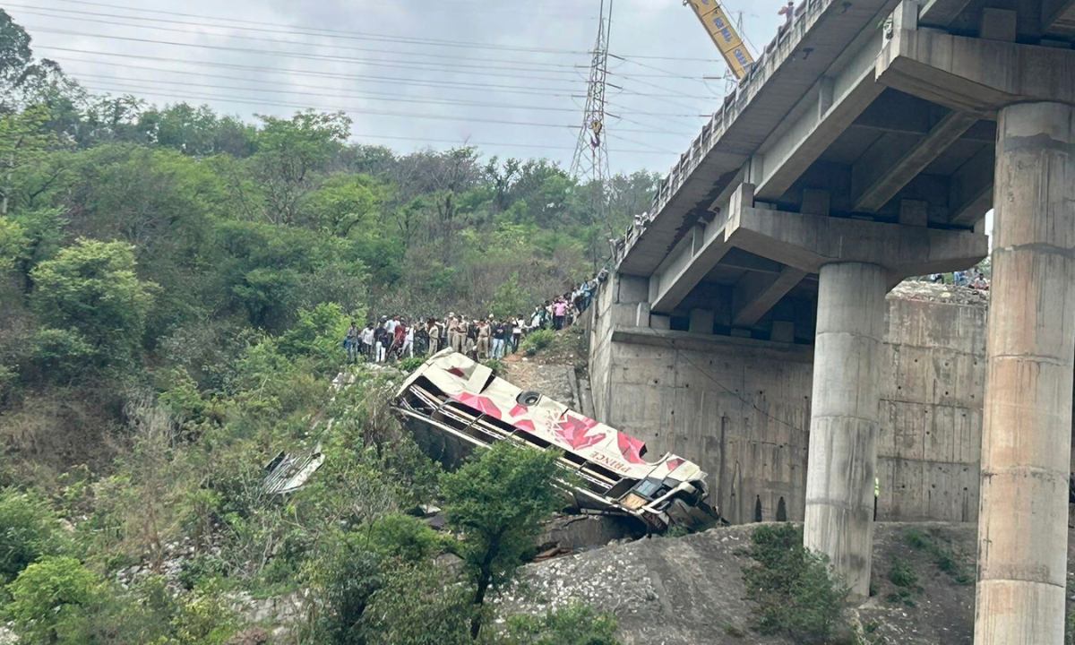 Foto: Especial | Un camión con peregrinos en la India cayó a un barranco.