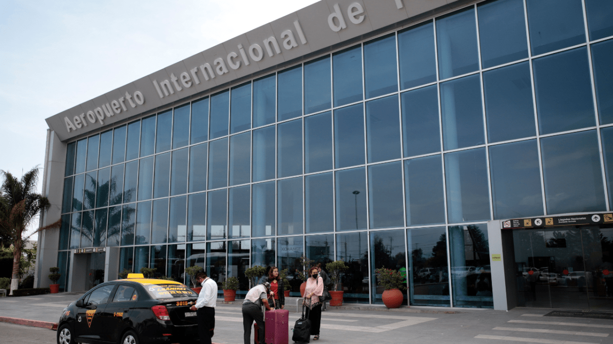 Foto: Cuartoscuro | El Aeropuerto Internacional de Puebla reanudó operaciones tras la caída de ceniza volcánica.