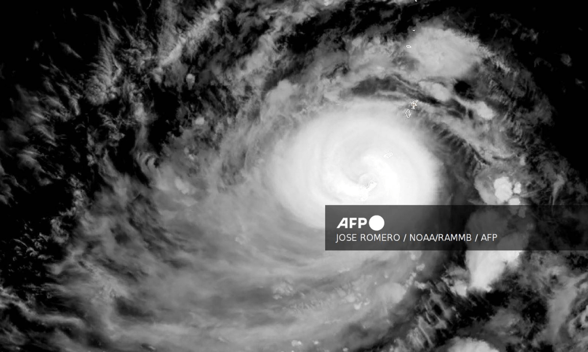 Foto: AFP | En las últimas horas, la isla de Guam se ha visto afectada por los fuertes vientos del Tifón Mawar.