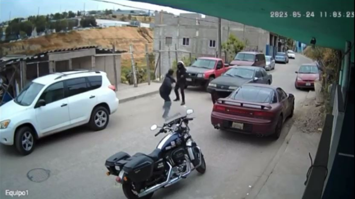 Foto: Especial | Una cámara de seguridad en Tijuana captó el momento de la agresión al agente de tránsito.