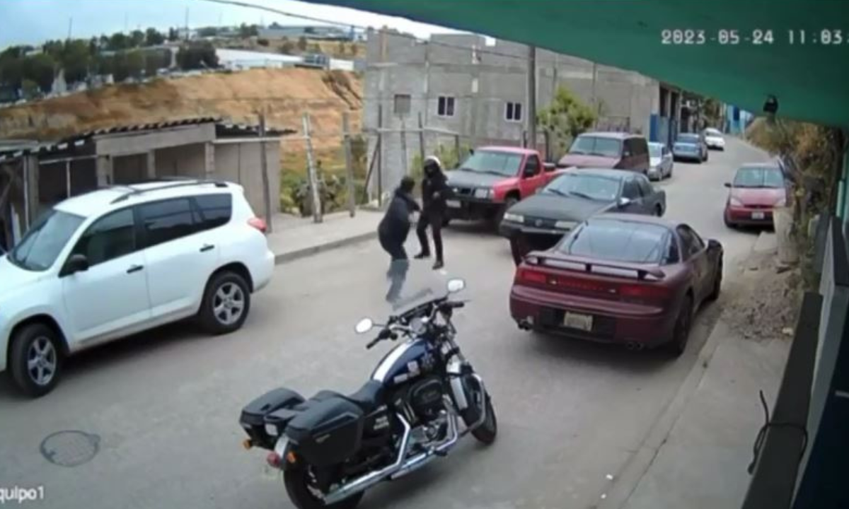 Foto: Especial | Una cámara de seguridad en Tijuana captó el momento de la agresión al agente de tránsito.