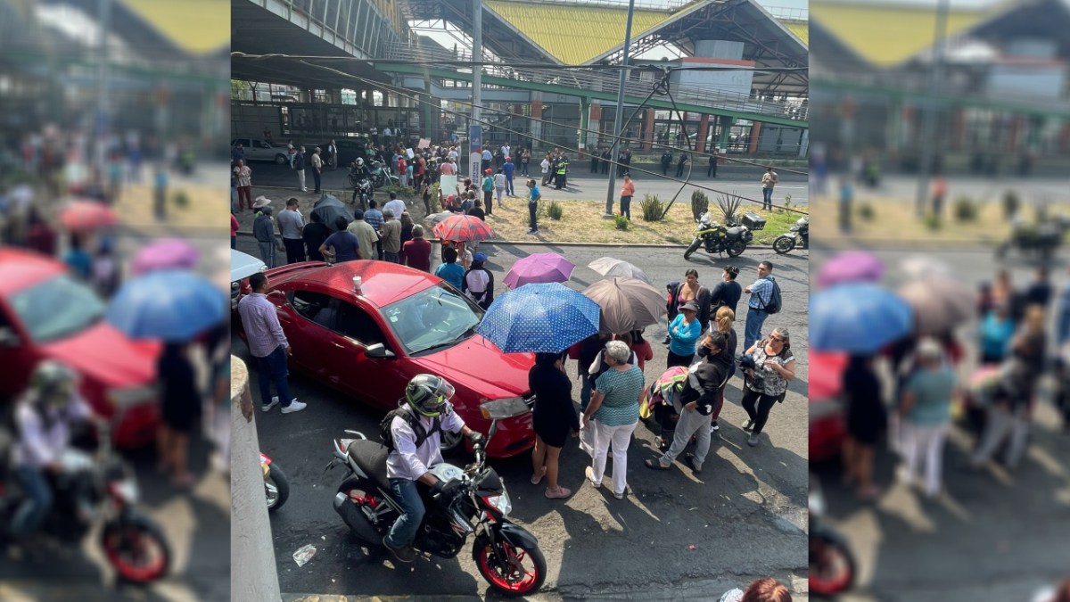 Vecinos de Ecatepec bloquean Avenida Central en demanda de abasto de agua.