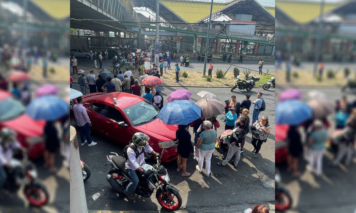 Vecinos de Ecatepec bloquean Avenida Central en demanda de abasto de agua.
