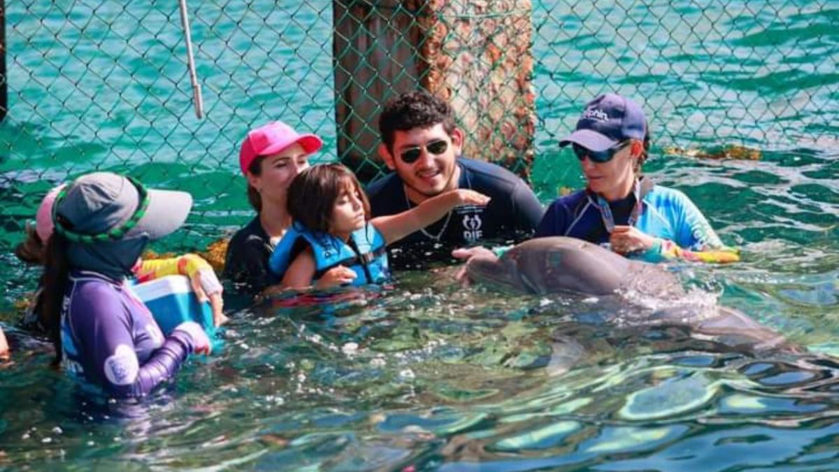 La presidenta municipal de Isla Mujeres, Atenea Gómez Ricalde, firmó un convenio de colaboración con Dolphin Discovery con la finalidad de brindar terapia asistida por delfines