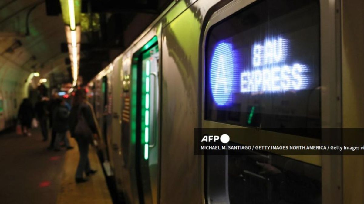 Foto:AFP|Muere hombre en el metro de NY tras ser sometido por un pasajero