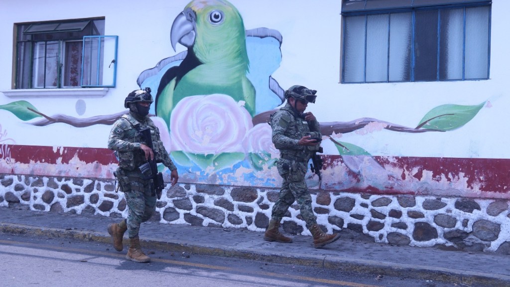La Sedena informó que colabora con las autoridades para esclarecer la presunta ejecución de cinco civiles por parte de un comando del Ejército Mexicano