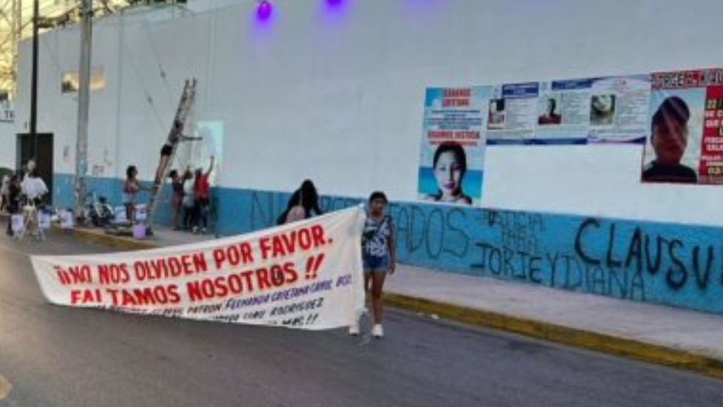 Madres buscadoras organizaron la pinta de un mural en el muro exterior de la Fiscalía General de Quintana Roo