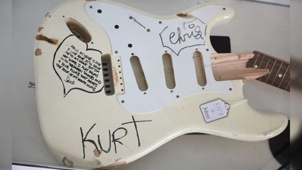 Una guitarra destrozada en el escenario por el tempestuoso ídolo del rock Kurt Cobain, líder del grupo Nirvana, será subastada