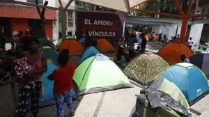 Migrantes vuelven al campamento improvisado en la colonia Juárez. Noticias en tiempo real