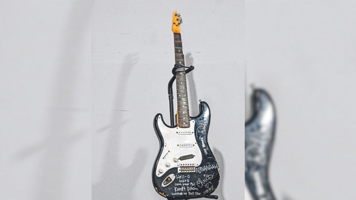 La mítica Fender Stratocaster negra destrozada en escena por el fallecido líder de Nirvana, Kurt Cobain fue rearmada en subasta