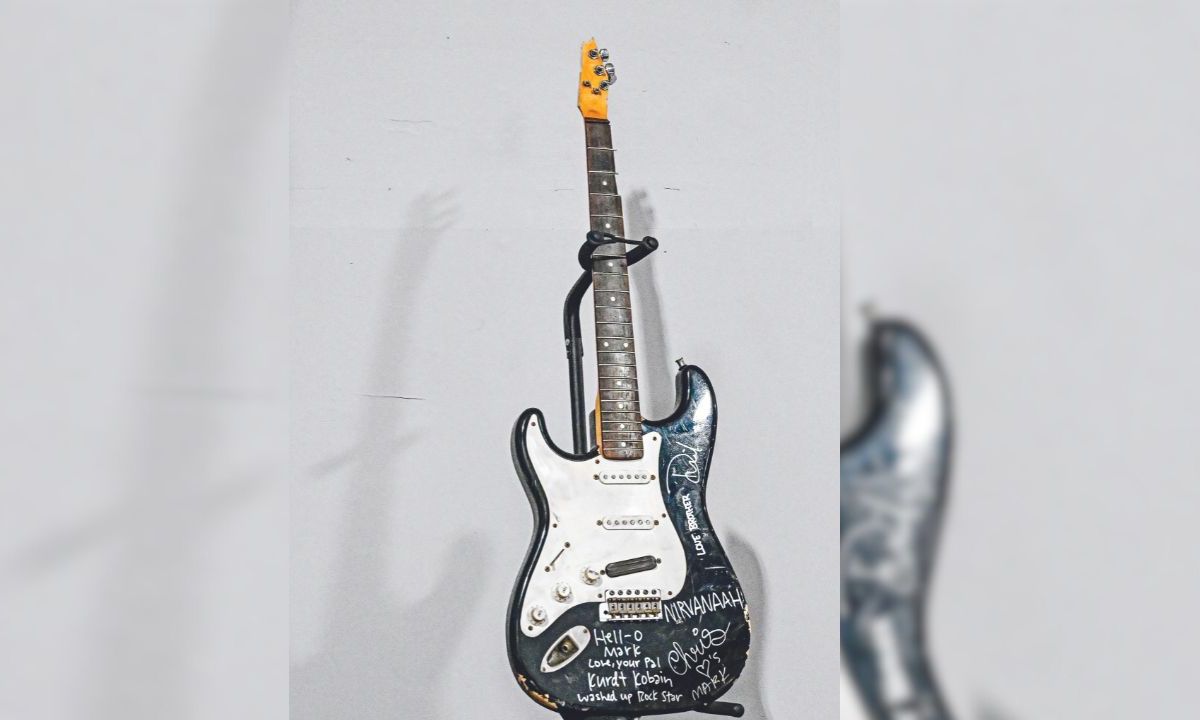 La mítica Fender Stratocaster negra destrozada en escena por el fallecido líder de Nirvana, Kurt Cobain fue rearmada en subasta