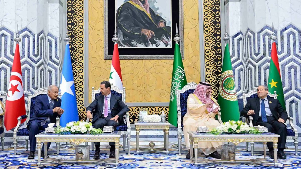 El presidente sirio Bashar al-Assad llegó sonriente a Arabia Saudita para la realización de una reunión en Yeda, a las orillas del mar Rojo, después de diez años de aislamiento diplomático a causa de la guerra