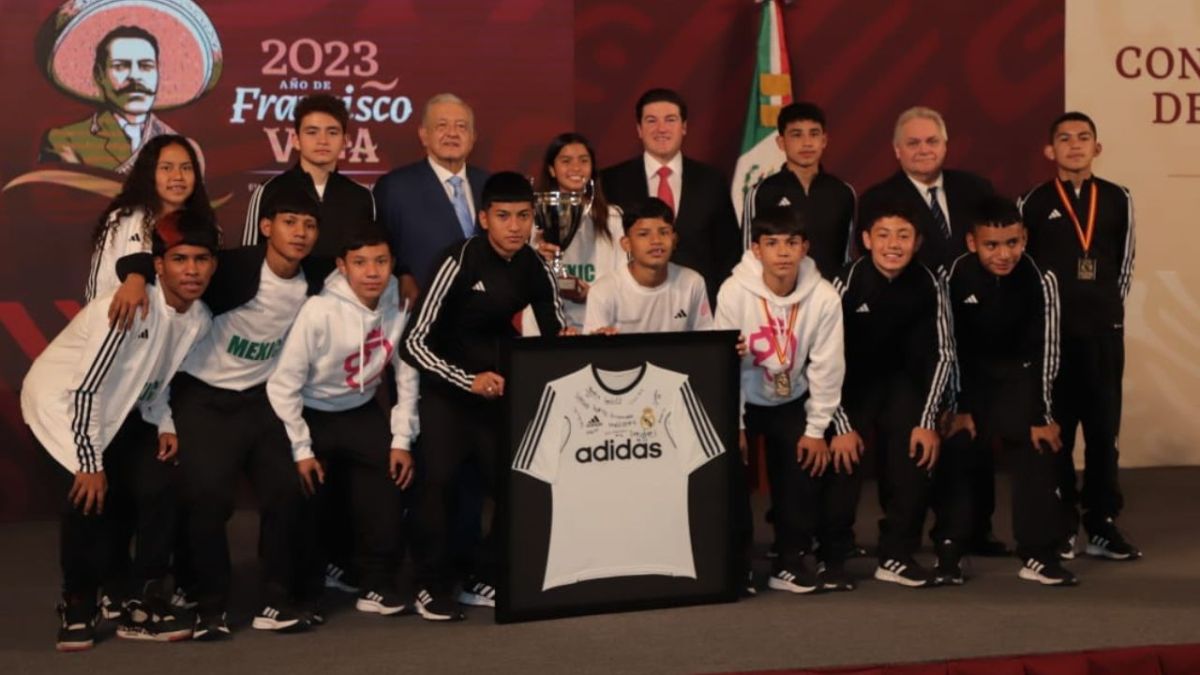 Foto:Valeria Chaparro|AMLO recibe a los niños que ganaron el torneo World Challenge Del Real Madrid