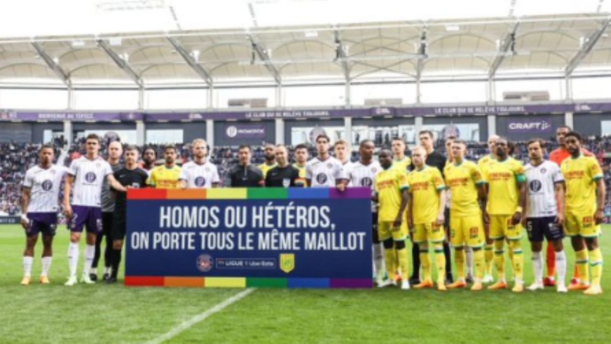 Foto:Twitter/@ToulouseFC|¡Polémica! Jugadores del Toulouse se niegan a vestir camiseta contra la homofobia