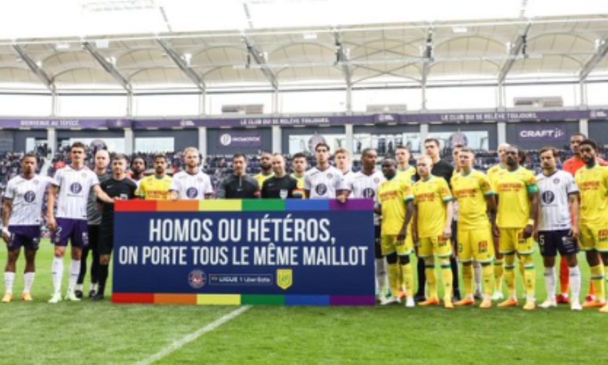 Foto:Twitter/@ToulouseFC|¡Polémica! Jugadores del Toulouse se niegan a vestir camiseta contra la homofobia
