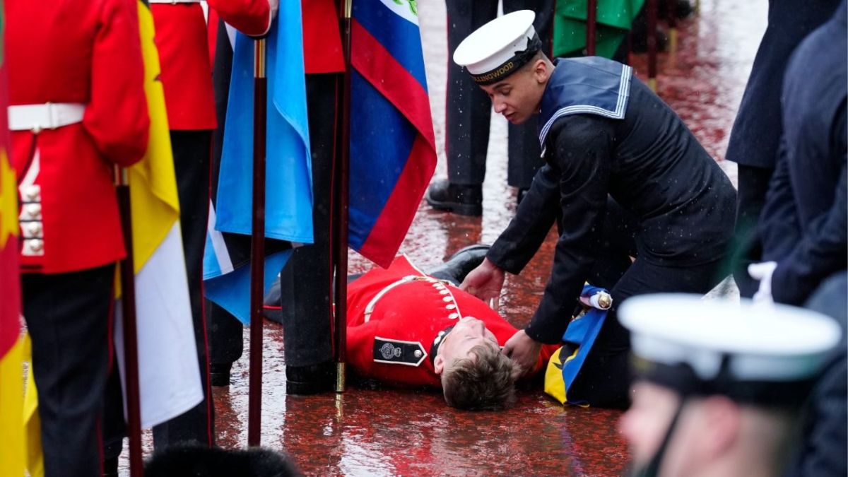 Foto:AFP|Colapsa abanderado en la “Procesión del Rey”; lo asisten