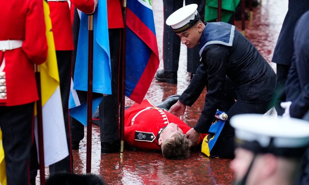 Foto:AFP|Colapsa abanderado en la “Procesión del Rey”; lo asisten