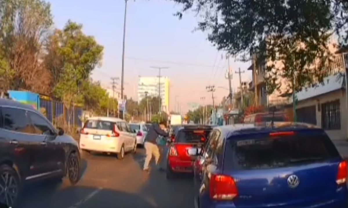 Captan asalto a automovilista en Iztapalapa.