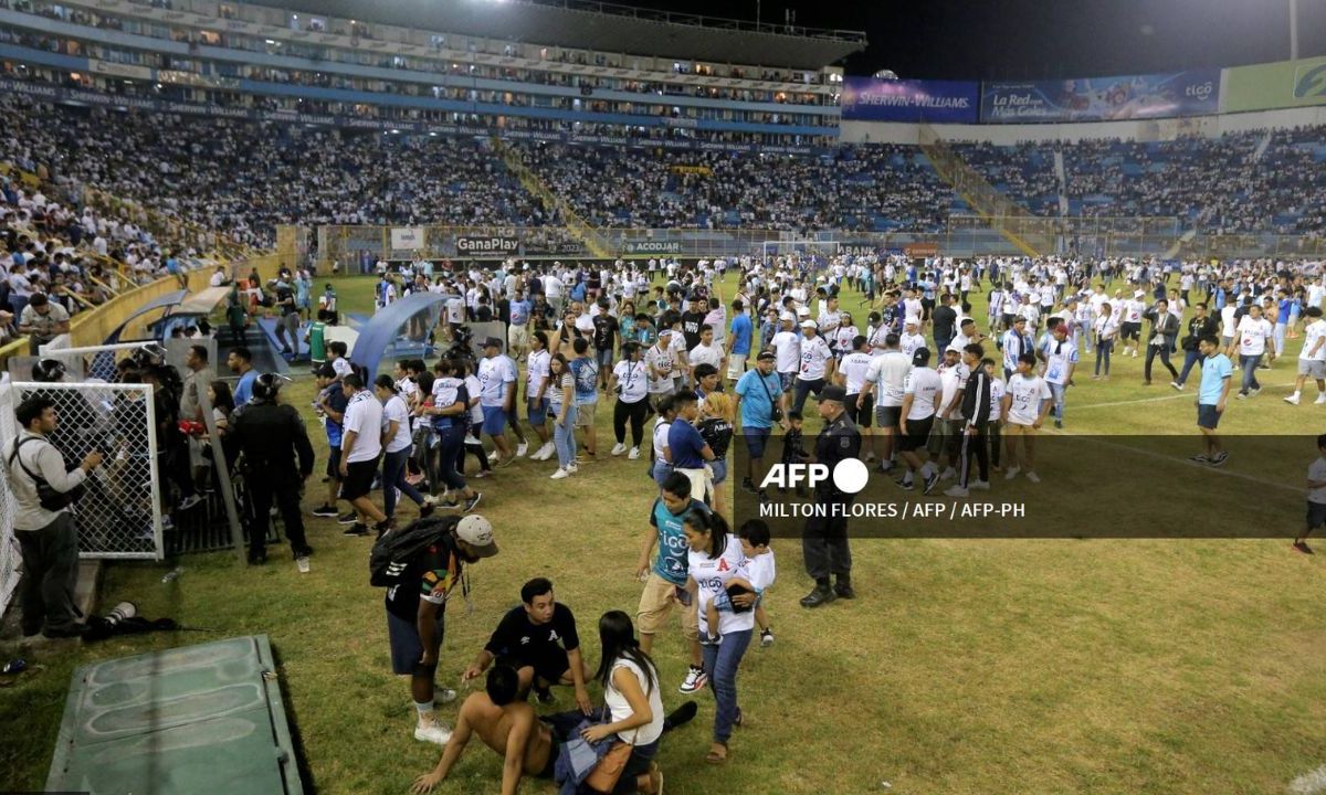 AFP | Estampida en estadio deja doce muertos en El Salvador.