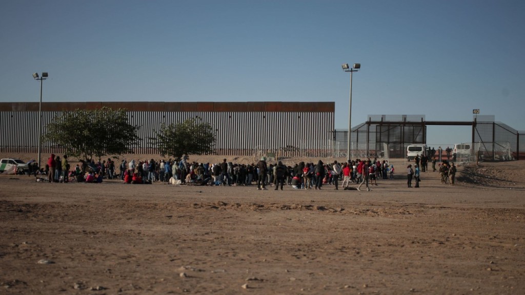 Autoridades de EU consideran que México puede transportar a migrantes fuera de la frontera norte.