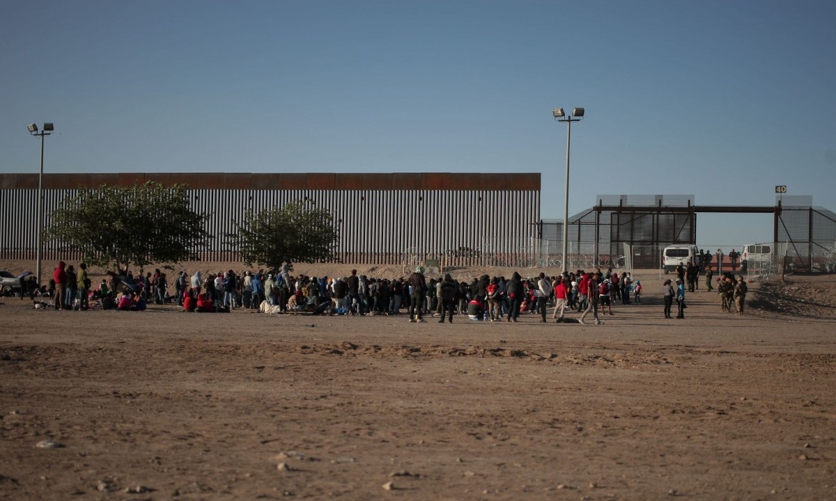 Autoridades de EU consideran que México puede transportar a migrantes fuera de la frontera norte.