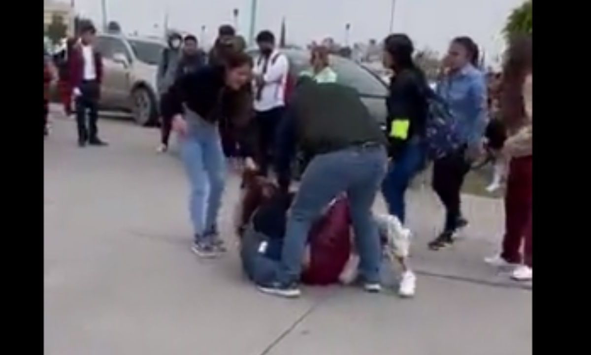 Captan “brutal” pelea entre presuntas alumnas de una preparatoria de Ecatepec