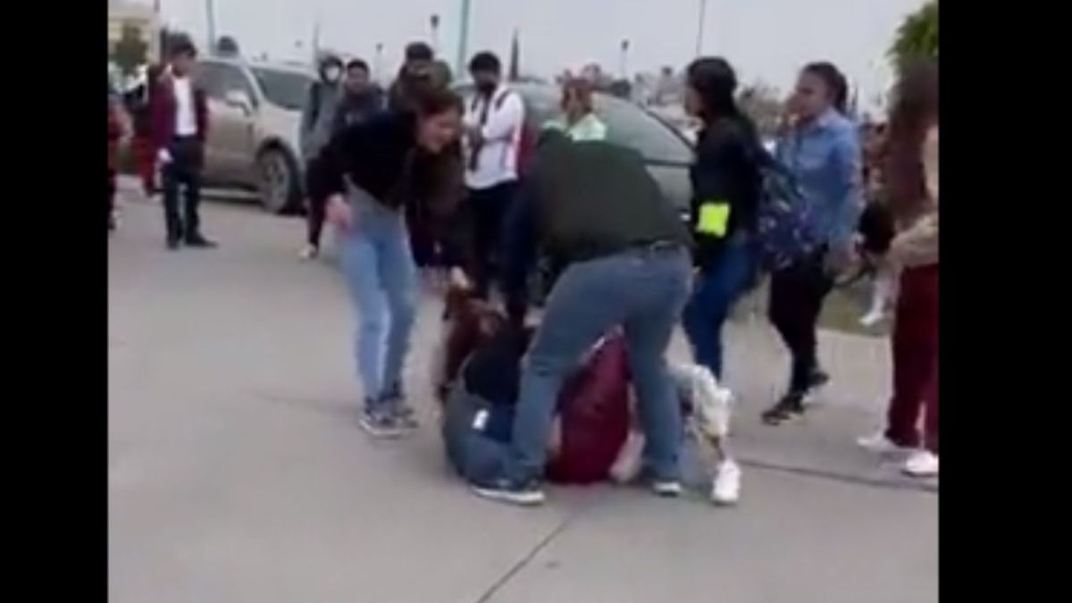 Captan “brutal” pelea entre presuntas alumnas de una preparatoria de Ecatepec