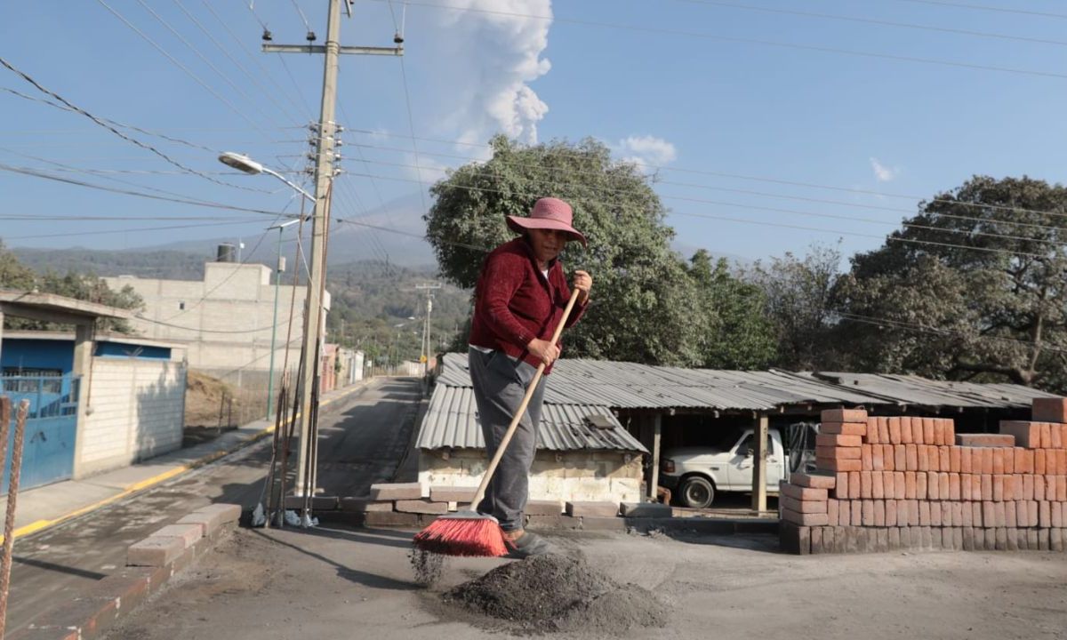 Habitantes del pueblo de San Pedro Benito Juárez, sufren por la caída constante de ceniza del volcán Popocatépetl