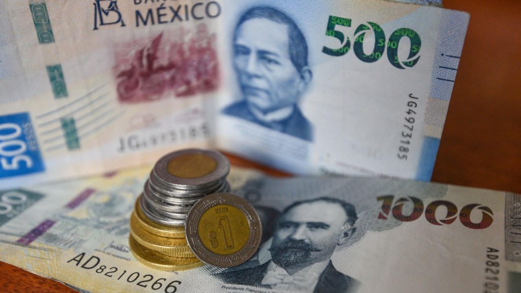 La moneda mexicana cerró la jornada del martes con pocos cambios al apreciarse 0.05%, cotizando alrededor de 17.05 pesos por dólar