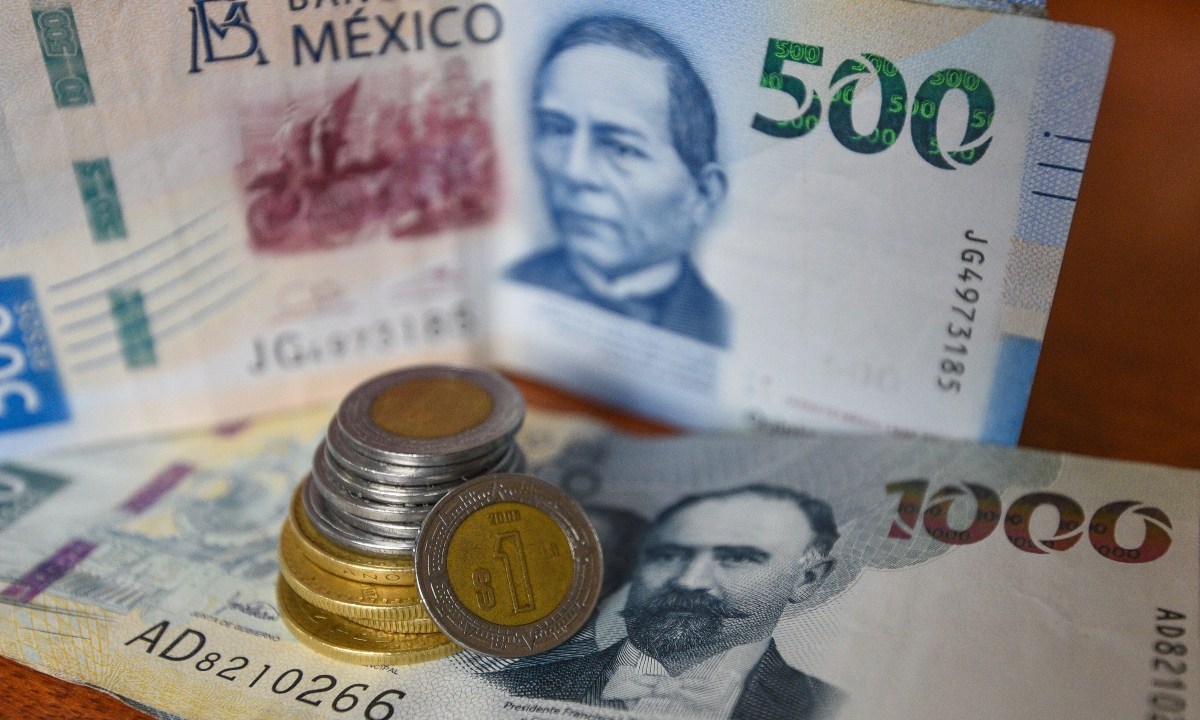 La moneda mexicana cerró la jornada del martes con pocos cambios al apreciarse 0.05%, cotizando alrededor de 17.05 pesos por dólar