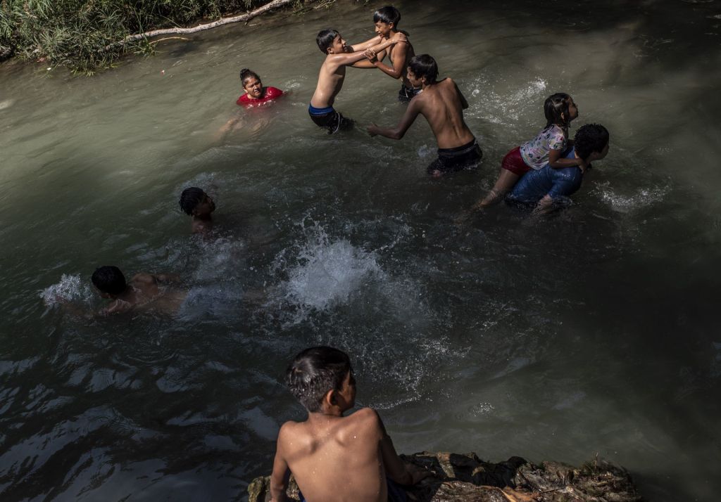 Niños y adolescentes nadan en las pocas aguas que quedan del río La Silla, a la altura de la colonia Lagos del Bosque, al sur de Monterrey, ante las altas temperaturas.