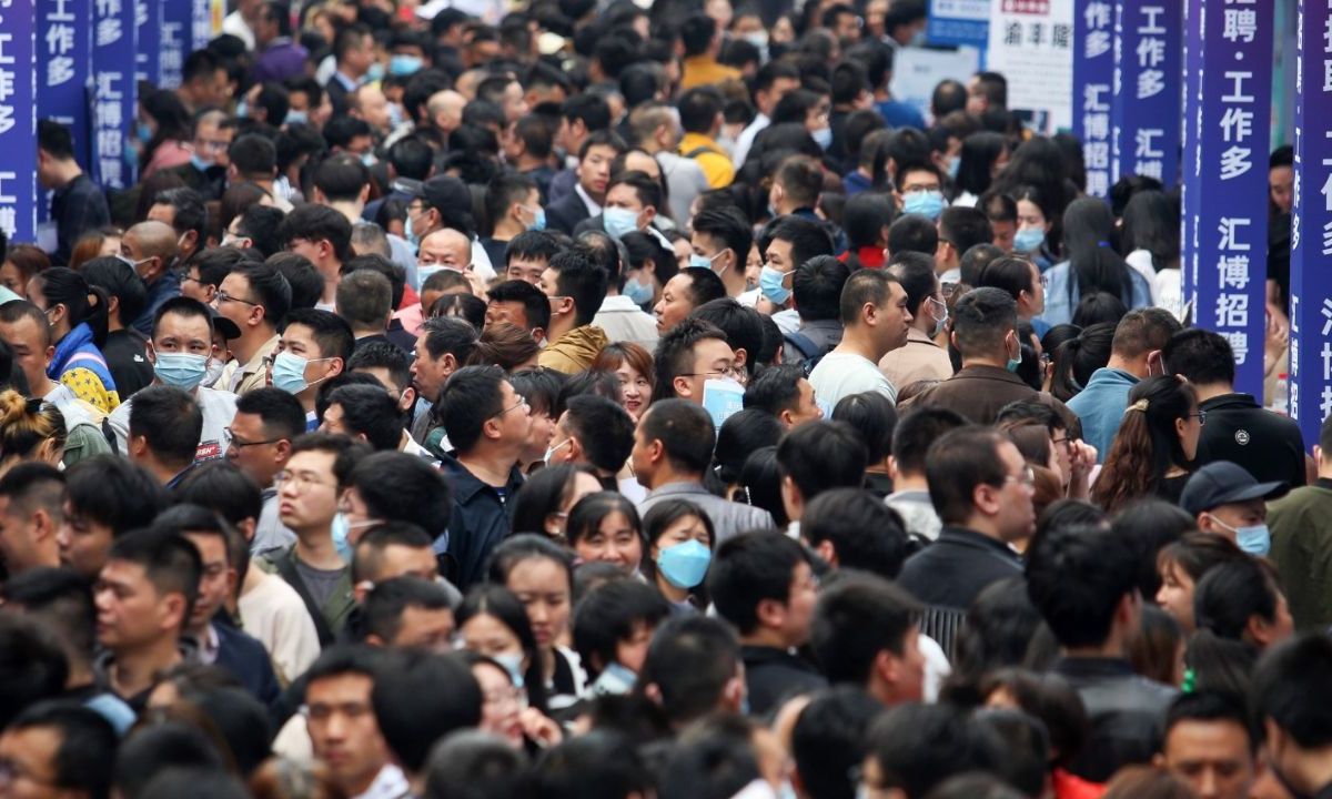 La tasa de desempleo juvenil en China subió en mayo hasta 20.8%, una cifra récord, señaló el jueves la Oficina Nacional de Estadística