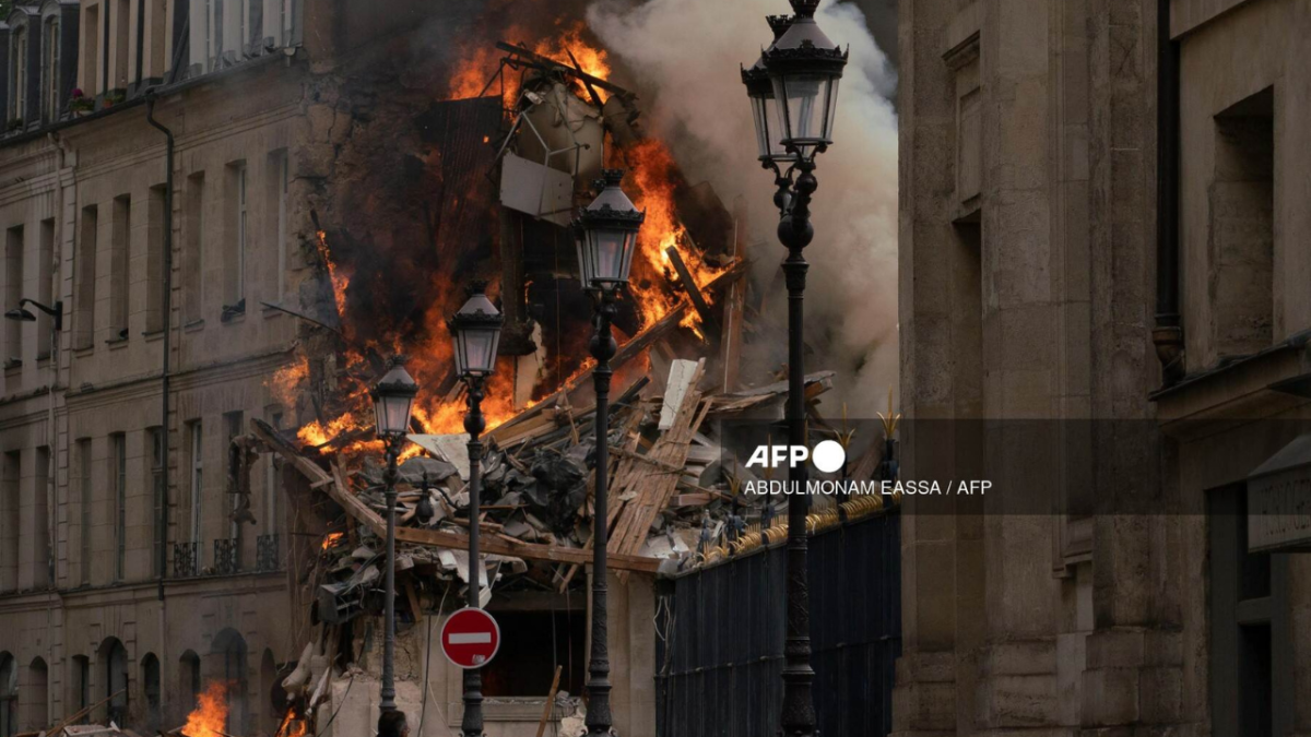 Foto: AFP | Un edificio en París se incendió tras una explosión por una fuga de gas.