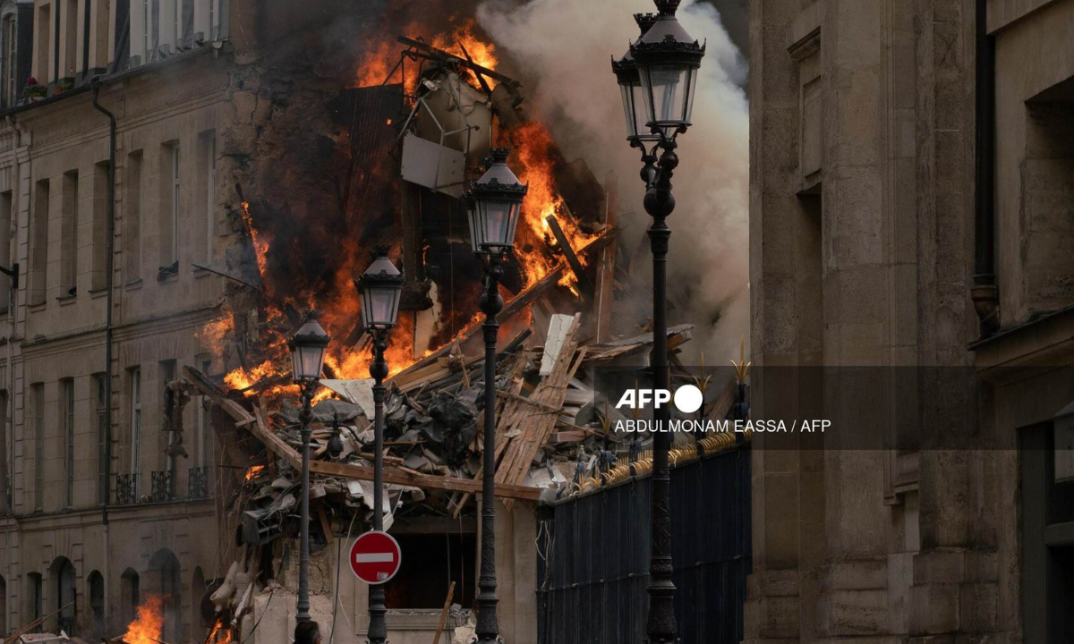 Foto: AFP | Un edificio en París se incendió tras una explosión por una fuga de gas.