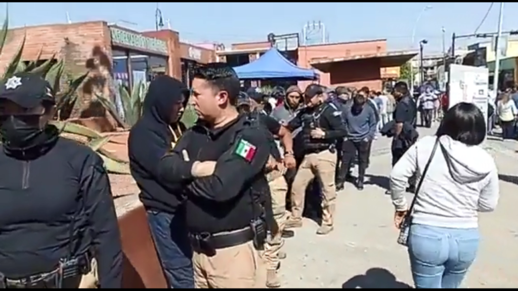 Foto: Especial | Ciudadanos denuncian la presencia de policías en casilla especial en Metepec.