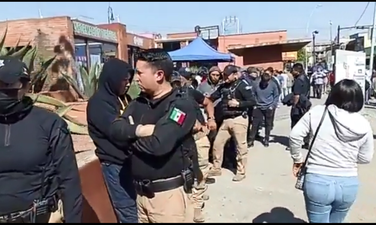 Foto: Especial | Ciudadanos denuncian la presencia de policías en casilla especial en Metepec.