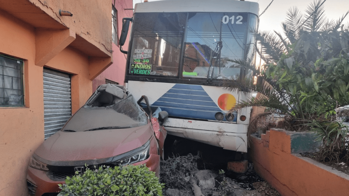 Foto: Especial | Un autobús se estrelló contra una casa sobre la México-Pachuca.