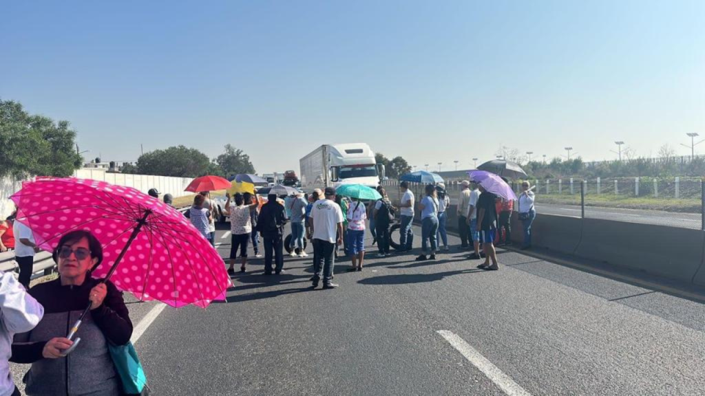 Foto: Luis Trejo | Vecinos de Ecatepec bloquearon el Circuito Exterior Mexiquense para exigir el servicio de agua.