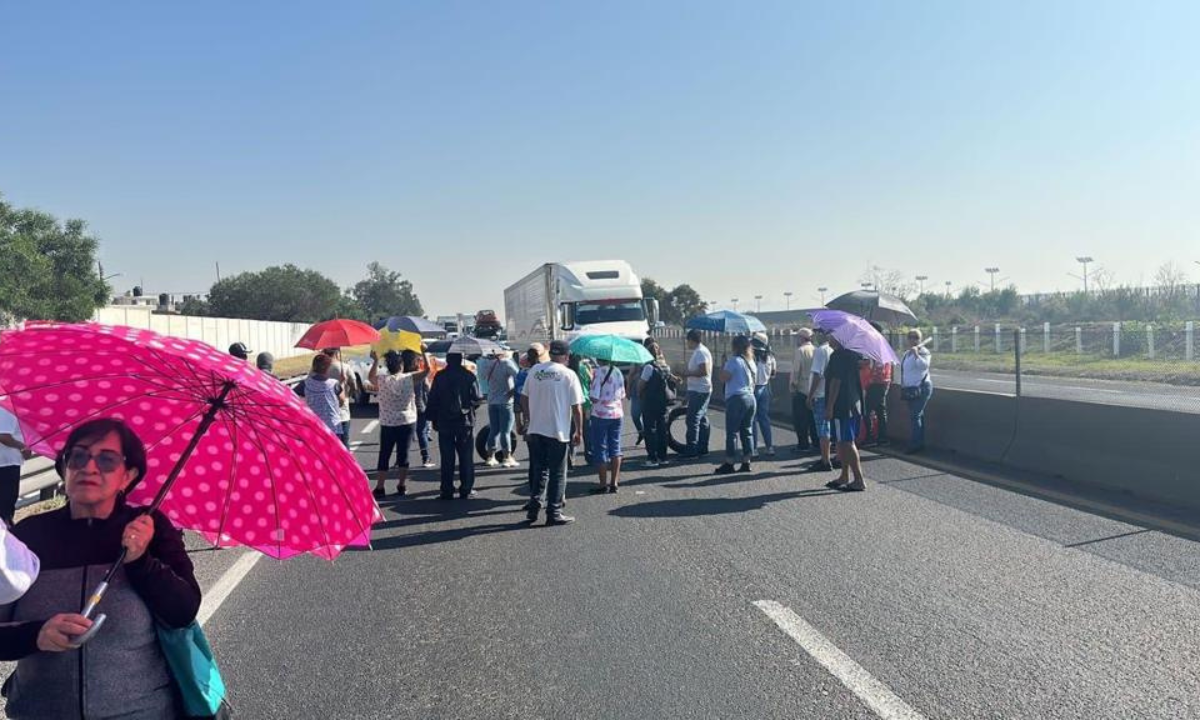 Foto: Luis Trejo | Vecinos de Ecatepec bloquearon el Circuito Exterior Mexiquense para exigir el servicio de agua.