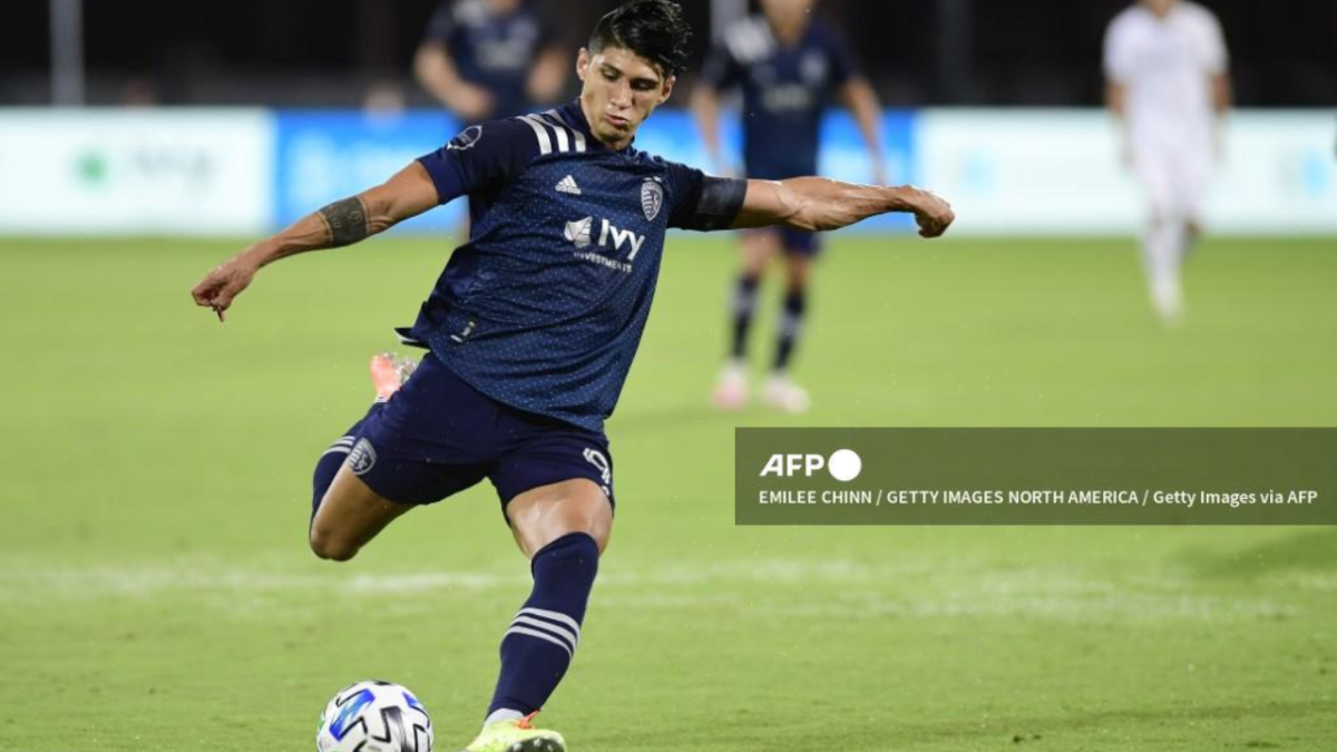 Foto: AFP | Alan Pulido aún no define sobre si su futuro está en la MLS o con las Chivas.