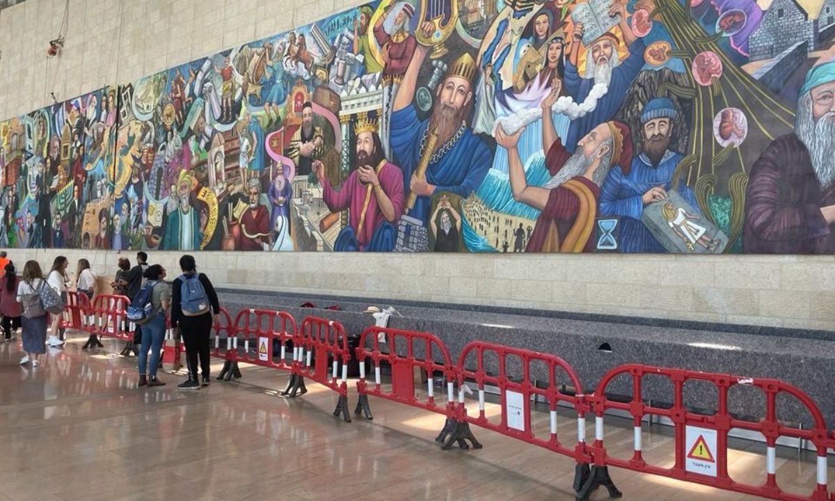 Foto:Redes sociales|Develan mural mexicano en aeropuerto de Israel