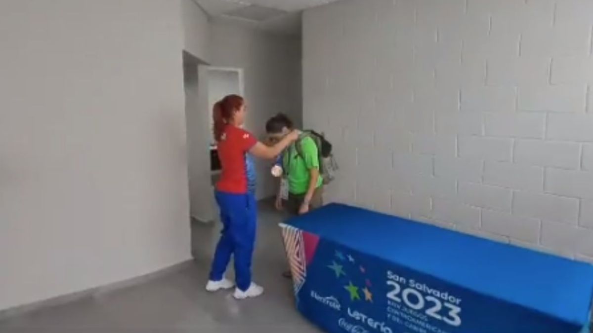 Foto:Captura de pantalla|¡Fair Play! Atleta cubana “rompe” la regla y entrega medalla a la mexicana Alejandra Cervantes