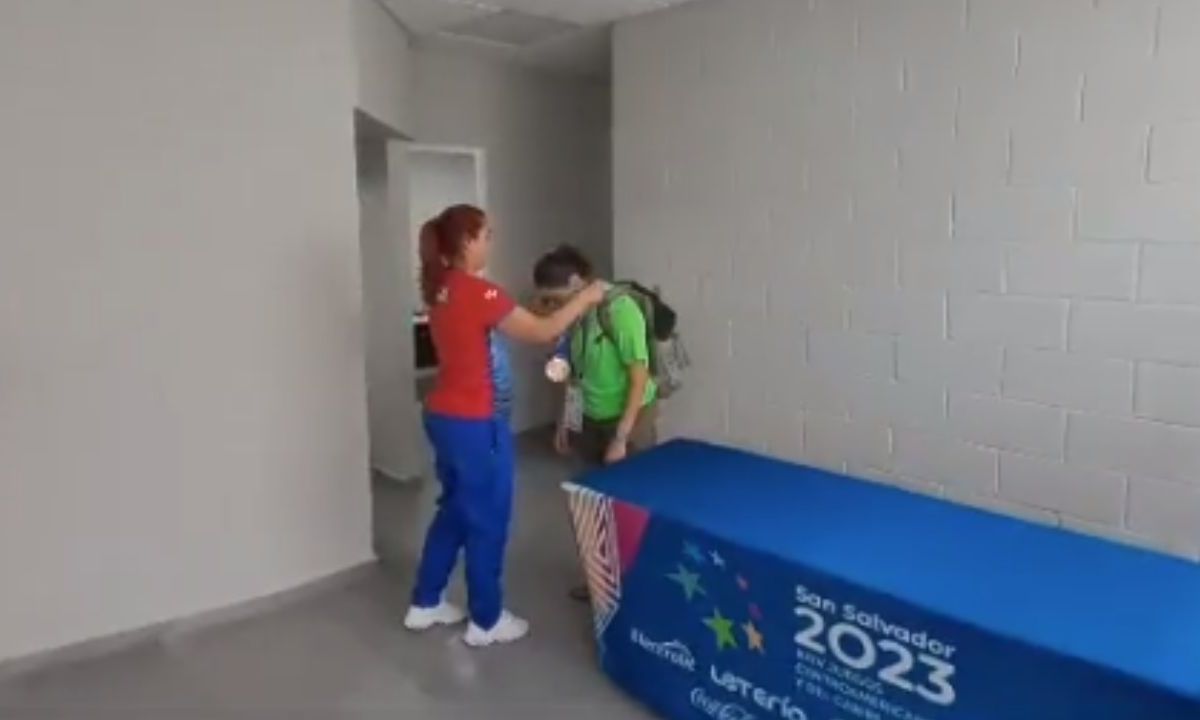 Foto:Captura de pantalla|¡Fair Play! Atleta cubana “rompe” la regla y entrega medalla a la mexicana Alejandra Cervantes