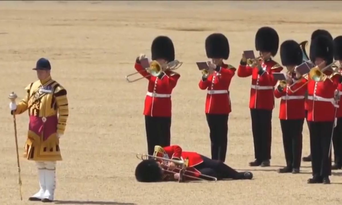 Guardias británicos colapsan por calor en ensayo de desfile.