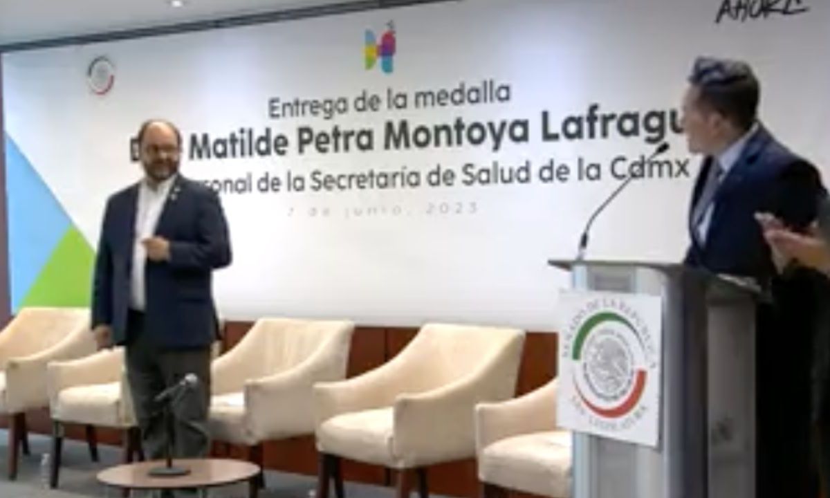 Emilio Álvarez Icaza Longoria entregó la Medalla “Dra. Matilde Petra Montoya Lafragua” a 120 empleados del sector salud