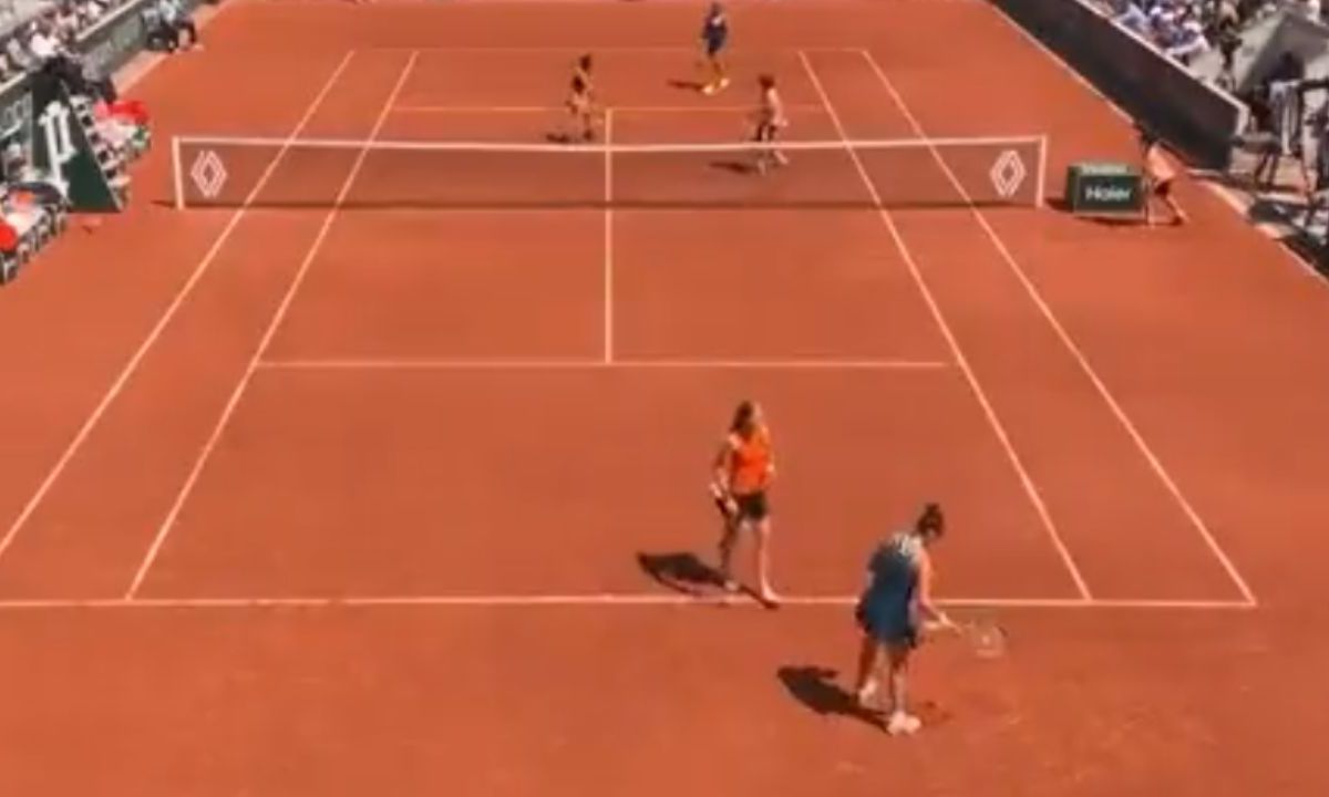 Foto:Captura de pantalla|VIDEO: Descalifican a pareja de tenis por pelotazo al recogepelotas